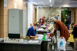 Партия получает большинство как по партийным спискам, так и по одномандатным округам.
